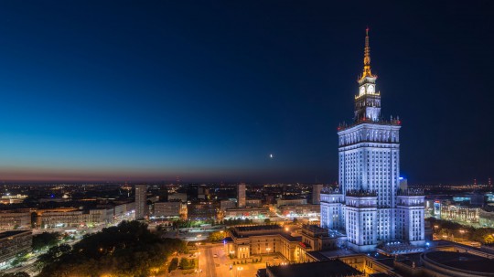 Warszawa rzucająca na kolana