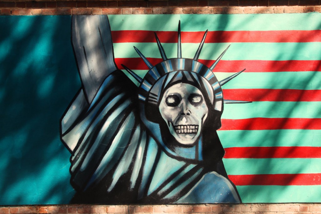 Statue of Liberty with skull: such graffitis can be seen at the former American embassy in Teheran. 