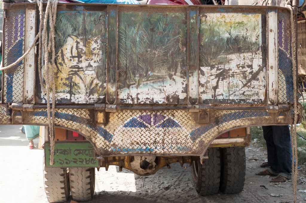 Lorries, too, are painted with various motifs. As well as the tiger, a symbol of strength, idyllic landscapes or images of an industrial nation like apartment blocks and aeroplanes are very popular.